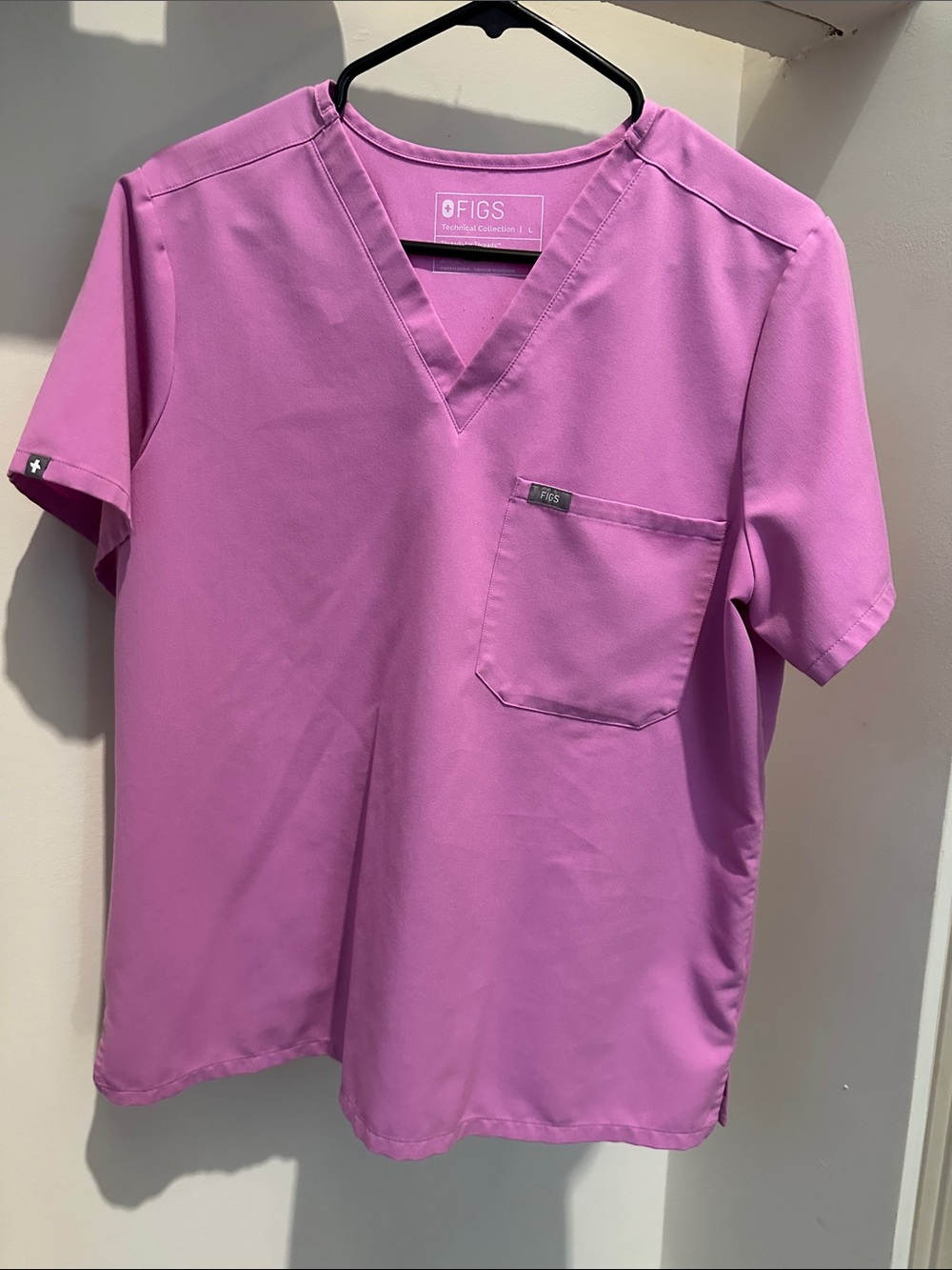FIGS Women’s V-Neck Top in Orchid Pink